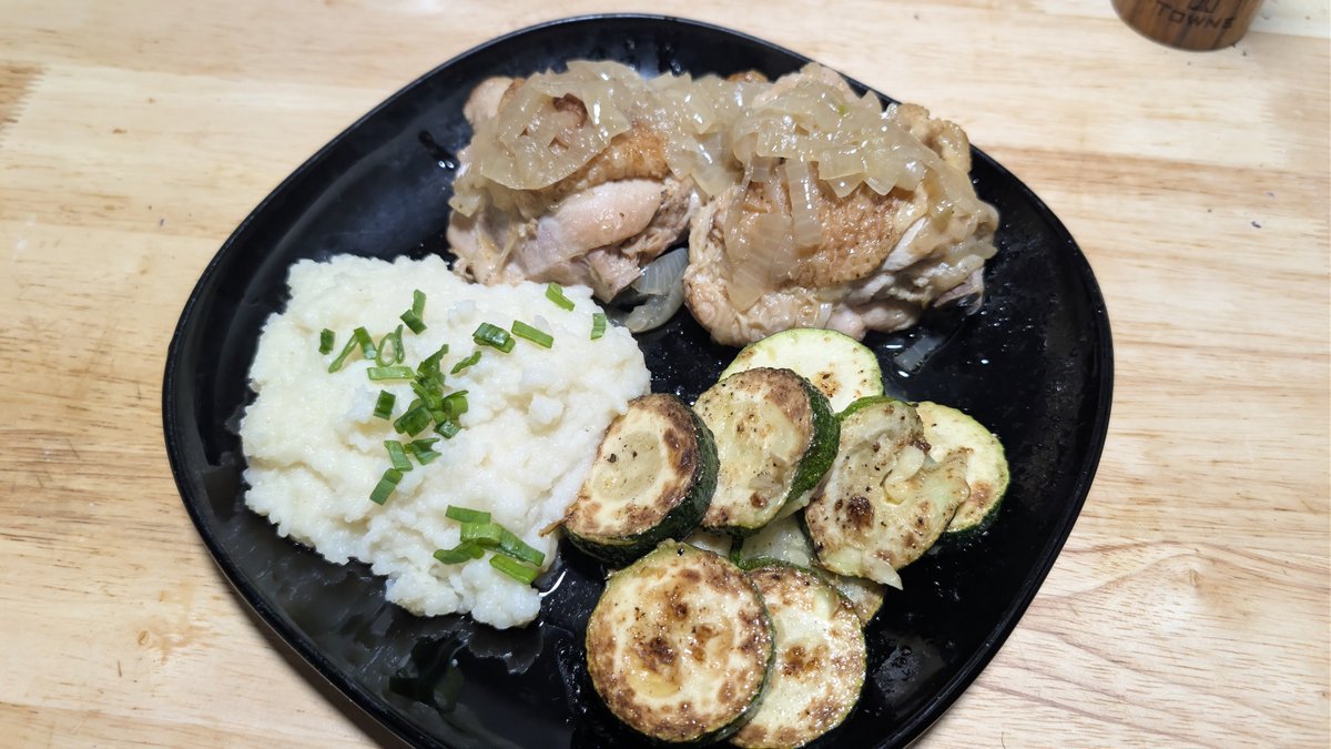 Falconeio's tweet photo. Juicy and delicious French onion chicken thighs. Fluffy mashed potatoes and sautéed zucchini. https://t.co/lHGbLj7gaQ