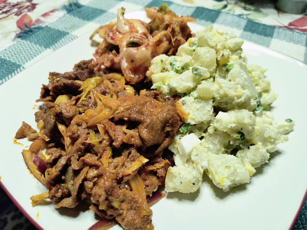 UniqueHiFi's tweet image. What's for dinner?
Korean stir fried pork bulgogi, potato salad, and kimchi.
#HomeChef #HomeCooking #food