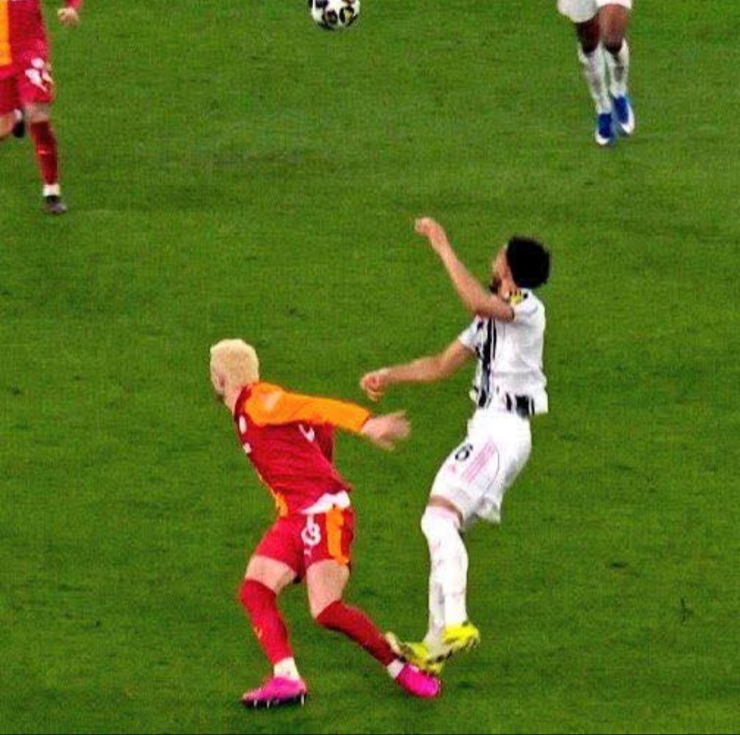 Juventus maçında; kırmızı kart pozisyonunda ki hareketin, çok daha kasıtlı ve 10 kat sertini, Sivasspor maçında yine Barış'a, Rey Manaj yapmıştı da 'VAR' incelemesine rağmen 'Kırmızı Kart' vermemişlerdi‼️

Profesyonel olarak mesleğini icra eden Hakem'in ve kontrol sağlamasını