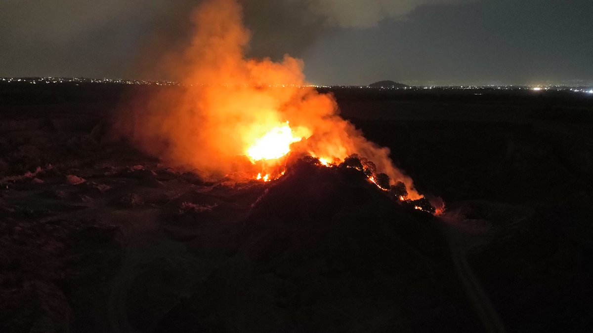 pacoreal's tweet photo. @pciviledomex solicitamos su apoyo para contener este incendio junto a fraccionamiento Lomas Virreyes en @CalimayaMx  se está avivando el incendio y puede llegar a las viviendas. Urgente! https://t.co/hcNPclaWJo