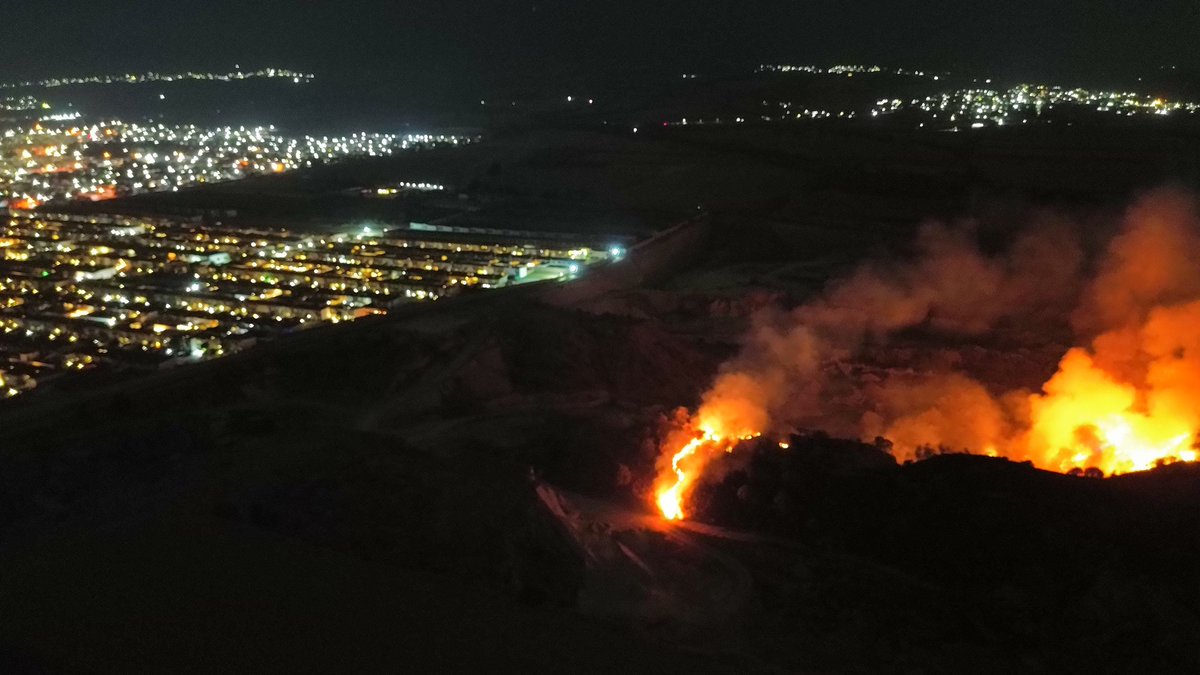 pacoreal's tweet photo. @pciviledomex solicitamos su apoyo para contener este incendio junto a fraccionamiento Lomas Virreyes en @CalimayaMx  se está avivando el incendio y puede llegar a las viviendas. Urgente! https://t.co/hcNPclaWJo