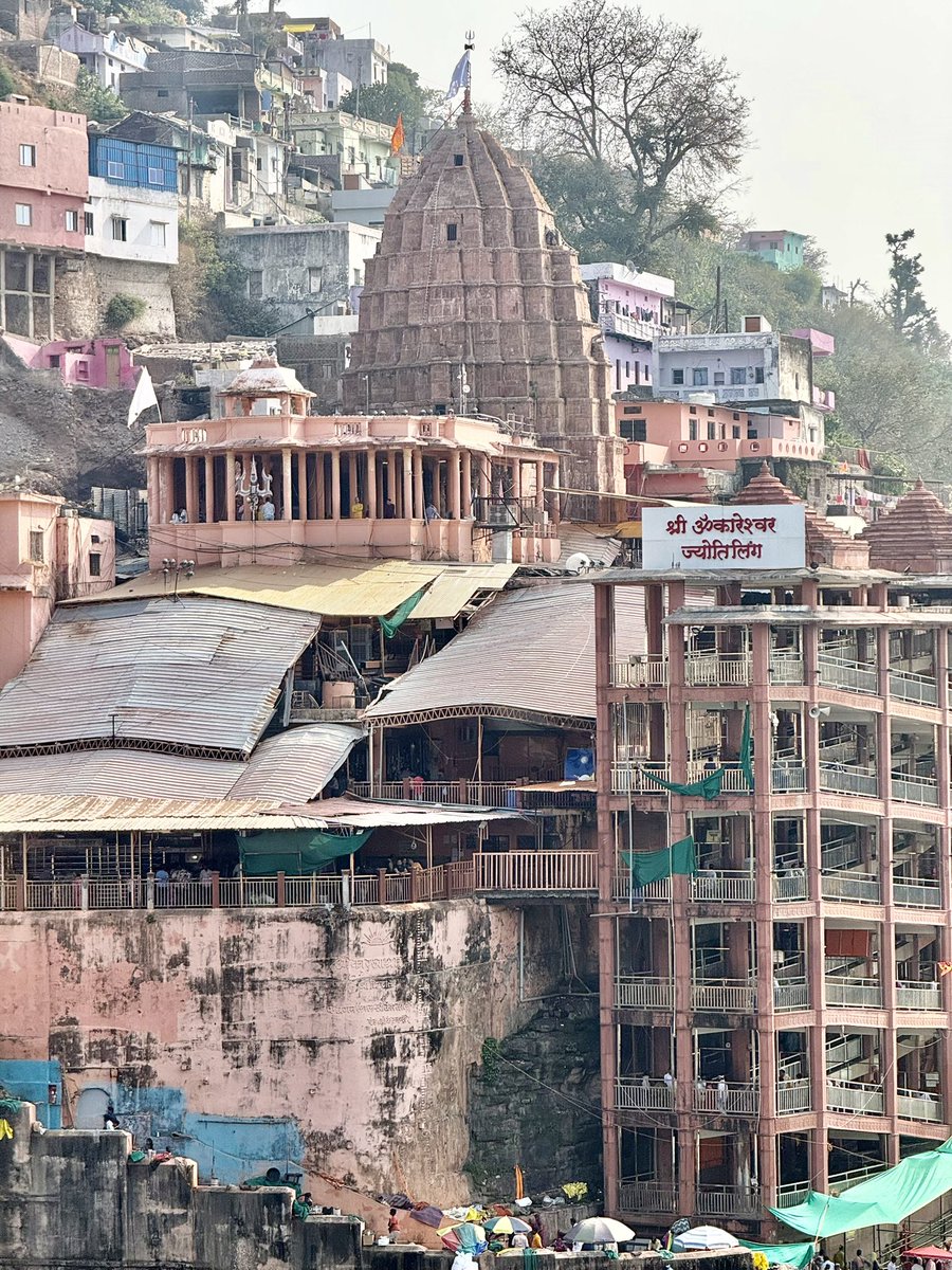 udittyagidixit's tweet photo. 🕉️ Omkareshwar Temple और Mamleshwar Temple मध्यप्रदेश में स्थित भगवान शिव के पवित्र धाम हैं। ओंकारेश्वर 12 ज्योतिर्लिंगों में से एक है और नर्मदा नदी यहाँ “ॐ” का आकार बनाती है। मान्यता है कि ओंकारेश्वर और ममलेश्वर दोनों मिलकर एक ही ज्योतिर्लिंग की पूर्णता माने जाते हैं, इसलिए दोनों के दर्शन से ही यात्रा पूर्ण होती है। हर-हर महादेव! 🕉️🙏
