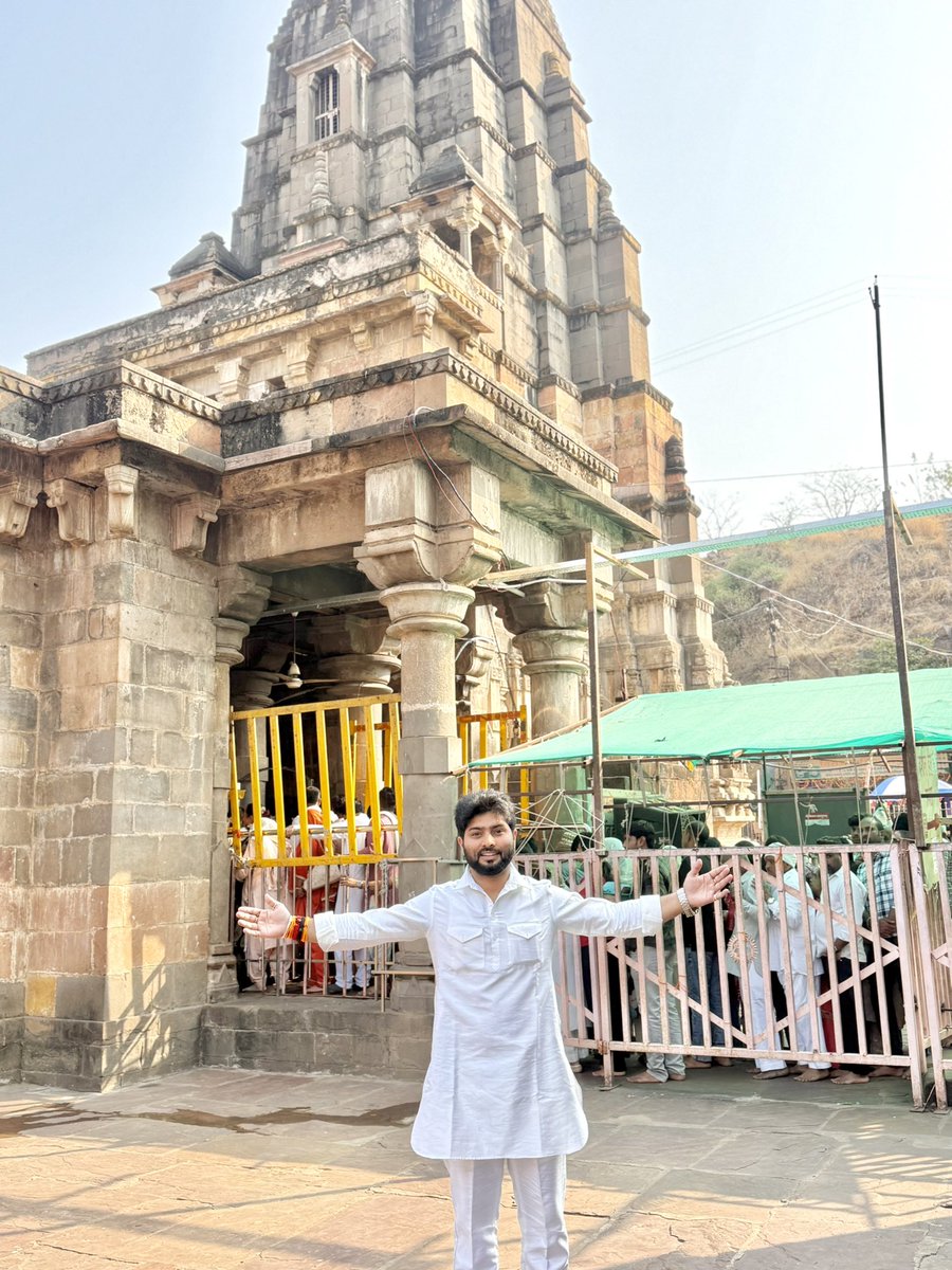 udittyagidixit's tweet photo. 🕉️ Omkareshwar Temple और Mamleshwar Temple मध्यप्रदेश में स्थित भगवान शिव के पवित्र धाम हैं। ओंकारेश्वर 12 ज्योतिर्लिंगों में से एक है और नर्मदा नदी यहाँ “ॐ” का आकार बनाती है। मान्यता है कि ओंकारेश्वर और ममलेश्वर दोनों मिलकर एक ही ज्योतिर्लिंग की पूर्णता माने जाते हैं, इसलिए दोनों के दर्शन से ही यात्रा पूर्ण होती है। हर-हर महादेव! 🕉️🙏