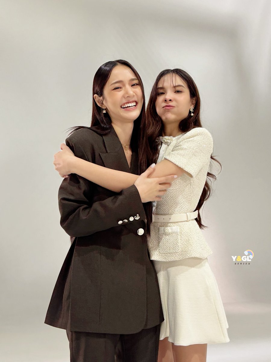 LMSYLATAM's tweet photo. El camino que están recorriendo juntas es maravilloso y lo que queda por venir se ve absolutamente brillante. Como besties lo mejor que podemos hacer es lo que hacemos todos los días... acompañarlas 🩵💛

WE LOVE YOU LMSY  

#LMSY #ลูกหมีซอนญ่า 
#LMlookmhee #SonyaSaranphat https://t.co/ro08Lq64lz