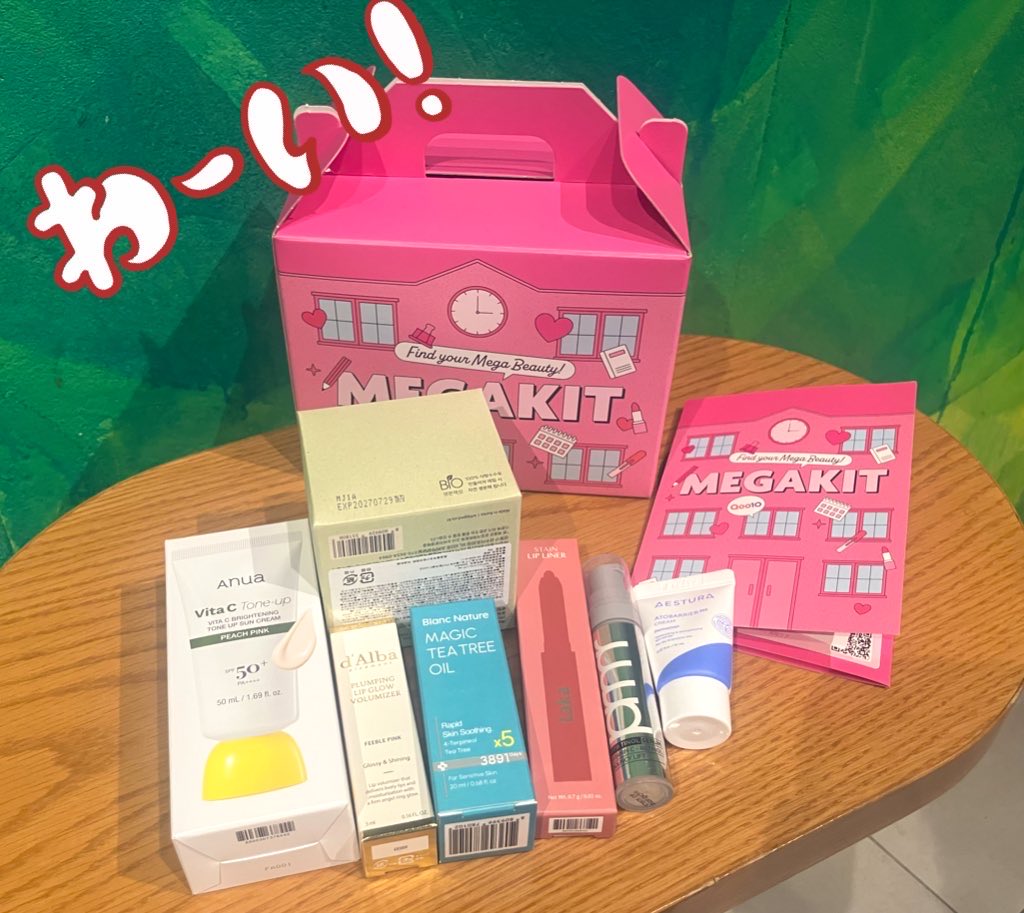 imtakingabath's tweet photo. 🌸Qoo10 メガポップアップにご招待いただきました🌸 #PR  
個別にもツイートしてますがまとめです🥹
メガキット全種実物、メガスクープ動画あります

⭐️場所は渋谷パルコの横にある「MEDIA DEPARTMENT TOKYO」
https://t.co/RakurSUCtq…

⭐️館内トイレなし、再入場なし、飲食禁止、結構暑いです！先に水分摂取とトイレ済ませてから入りましょう🥹特にお子さん連れの方注意です

⭐️1階→2階→3階はエスカレーター、下りは階段です
一方通行なので一度2階に上がったら1階には戻れません
1階では必ずメガビューティーテストの答えを記入し、ブランド2箇所回ってスタンプ2種類とQパーツを2つ集めてから2階に行きましょう

⭐️1階入口でランダムでコスメがひとついただけます
見た限りサンプルボトルの方が多かったかな 稀に現品もありましたが完全に運！その時々で内容も違うみたい
ショッパーとリーフレット、メガビューティーテストも入口でいただけます
https://t.co/RakurSUCtq…

⭐️1階と2階で集めたスタンプとQパーツ4個で、2階でキーホルダーに交換できます
それにQパーツをはめると完成😆可愛すぎるw毎回あるQoo10グッズが本当に楽しみで嬉しいw
https://t.co/RakurSUCtq…

⭐️2階はメガデビュー、メガオシのたくさんの商品が試せて、Q ONLYメガ割コーナーではメガ割で販売中の商品セットの小物まで見られるよ 欲しいセット要確認🥹
フォトブースは2階にあります♡
https://t.co/RakurSUCtq…

⭐️メガコスのように各ブースでSNS投稿したり商品配布の形式ではなく、Qoo10渋谷ライブスタジオ形式のお気に入りの1ブランドSNS投稿なので、各ブースでゆっくり気になる商試せます！私は全ブース商品じっくりみたけどそれでも2時間弱くらいかな🥹
3階はメガキットとメガロッカールーム、メガスクープがあり人が増えすぎないよう上がる人を制限していた為、2階から3階に上がるエスカレーター待ちがあるのと、フォトブースが人気で並んでました
安全でとても良かった

⭐️3階でルーレットをして、メガキット又はメガスクープにわかれます
ルーレットの枠は半分ずつだったけど確率も2分の1なのかな〜？😆
友達と行く方もしここでわかれたら出口で待ち合わせした方が良いです
メガキット選ぶのにも少し時間かかる
メガロッカールームは全員1回好きなロッカーが選べます🥹最高すぎか

✨運命のルーレットとメガロッカールーム✨
https://t.co/RakurSUCtq…

✨メガキット全種類実物大公開✨
https://t.co/RakurSUCtq…

✨メガスクープ✨実際の商品とスクープの大きさも参考までに
https://t.co/RakurSUCtq…

🩷ブースで気になった＆お気に入りブランド🩷

✨ルアセンシア(Luassencia) 
クリームが最高すぎて今回のイベントで私の第一位！クリームの質感、仕上がり、香りの全てが好み
https://t.co/RakurSUCtq…

✨め め medicube 🩷🖤
ブースタープロX2が多機能すぎて凄い
個人的にシートマスクの上から出来る機能が出たのが最高＼(^o^)／
https://t.co/RakurSUCtq…

✨BENTON
トナパ液ひたひたでしっとりトナーでめちゃくちゃいいから試して欲しい
https://t.co/RakurSUCtq…

✨ジョンセンムル
クッションファンデとクッションチーク薄づきで自然なの
アイパレはこの淡い色がこんなにしっかり発色するの！？って驚くほど綺麗に色が出るよ
https://t.co/RakurSUCtq…

✨PERFECT DIARY
道枝くんのオタク達ぃ！等身大パネルあります！
https://t.co/RakurSUCtq…

#Qoo10 #Qoo10MEGAPOPUP