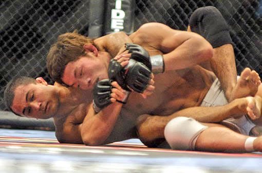 AMARU_KAKUTOUGI's tweet photo. 23年前の今日⌛️ #UFC41
宇野薫が『UFCライト級王座決定トーナメント決勝』でBJ・ペンと対戦!
結果は1-1の判定ドローとなりましたが、日本人として最もUFCのベルトに近づきました… https://t.co/dMp4aZiXyM