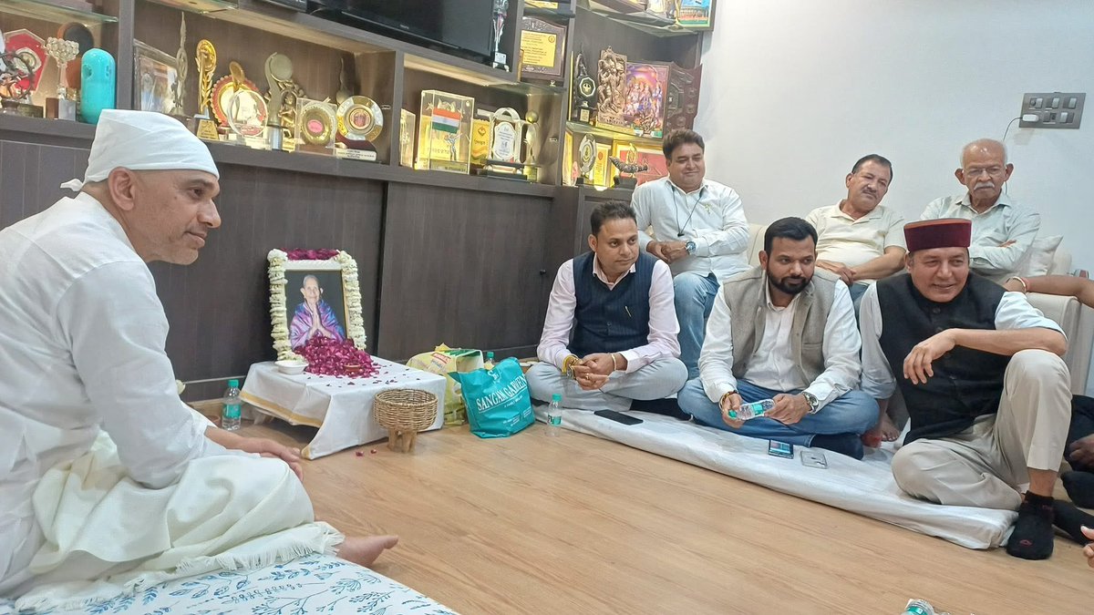 #श्रद्धांजलि

ऋषिकेश में 
कांग्रेस के वरिष्ठ नेता श्री राजपाल खरोला जी के आवास पर पहुंचकर उनकी पूजनीय माता एवं उत्तराखण्ड राज्य आन्दोलनकारी स्वर्गीय श्रीमती सोना देवी खरोला जी को भावभीनी श्रद्धांजलि अर्पित की तथा शोकाकुल परिवार से भेंट कर अपनी संवेदनाएं व्यक्त कीं।

ॐ शांति!