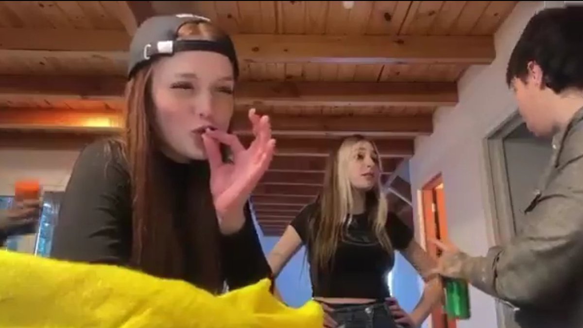 se jijeo todo el video y al final tiro una porro señal que tipaza