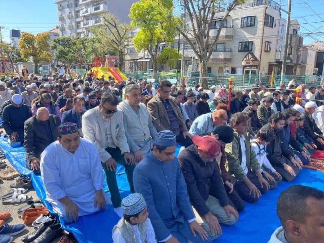 追い出せと思う人✋

市川市、公園でイスラム教徒が金曜礼拝、子供の遊び場を占拠