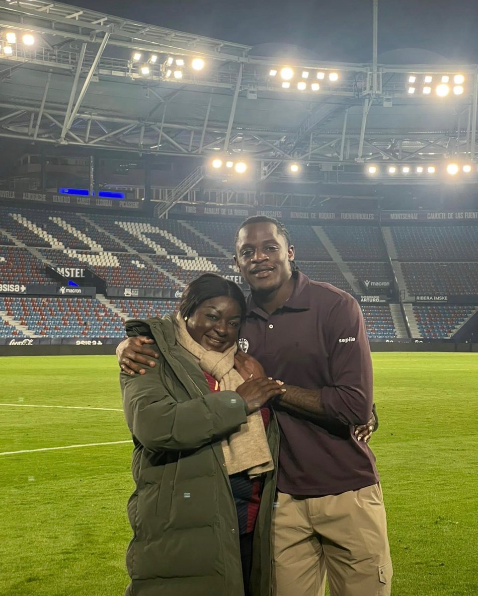📸 Karl Etta Eyong avec sa maman à l’Estadio Ciudad de Valencia hier soir après la victoire de Levante contre le Deportivo Alaves (2-0) en Liga. ❤️🇨🇲