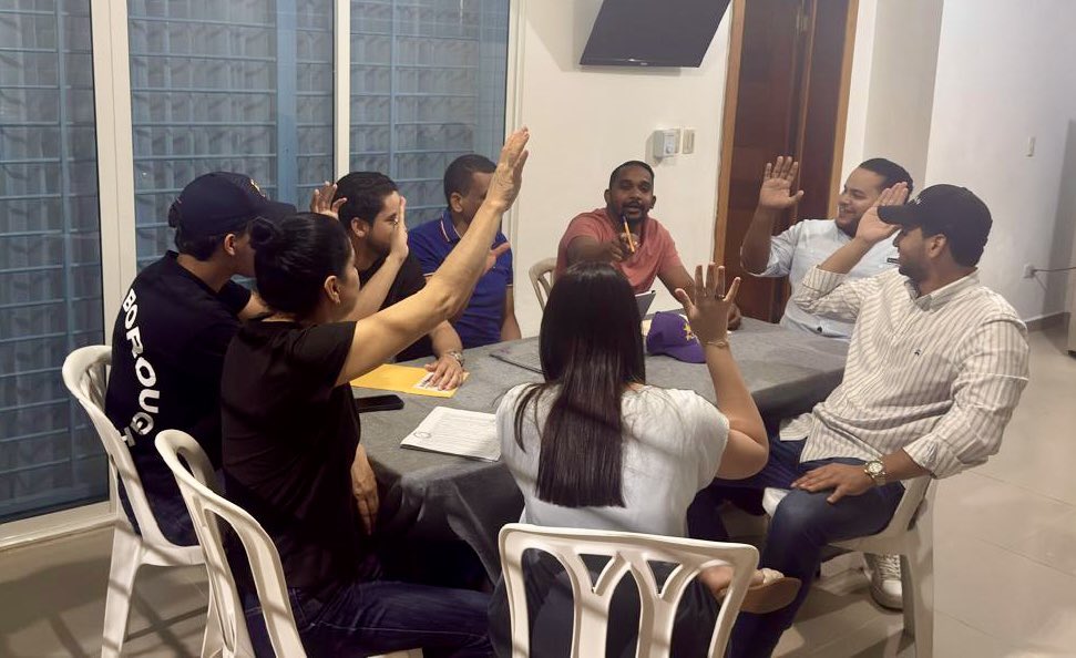 Reunión de trabajo del bloque de CIS del @pldenlinea integrado por el CC @emanuelguerrerog los Ptes de CI @reyguerreropld @franciscamartinezdg @joanguerrerord @freisernu_  @ricardoantoniosg los coord. de recintos @claudiaesparraguera @gabrielcabralrs Trabajando en los nuevos CB🌟