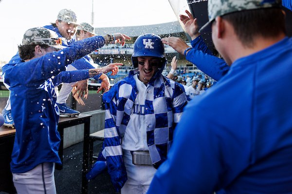 UKBaseball's tweet photo. A @tylerjcerny #BigBlueBomb in pictures.

📸 @UKphotogs https://t.co/SbKUywxh6d