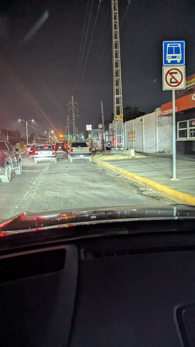 lpgrill's tweet photo. @MovilidadZap @ZapopanGob @TransporteJal Av Aviación entre Inglaterra y 5 de Mayo.  Todos los días hay alguien ahí estacionado. El de hoy https://t.co/LtQ5BDgypz