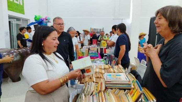 MGoaigoaza's tweet photo. El viceministro Raúl Cazal destacó que la Filven es un espacio "donde confluyen la espiritualidad y la cultura del pueblo". Afirmó que Venezuela defiende su "soberanía intelectual" y que los libros resguardan "el conocimiento acumulado por siglos"
#27Feb #Venezuela https://t.co/bsKv9hFDWr
