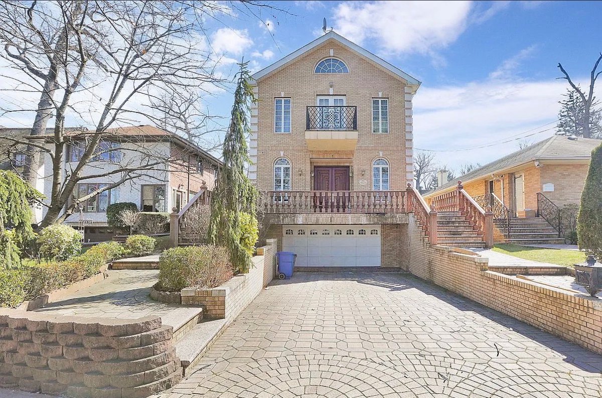 TopUNGeneral1's tweet photo. ******For Rent*******

Aberdeen Rd Jamaica Estates, NY 11432

4 Beds &amp; 5 Baths

Asking Price: Upon Request 

#LuxuryLiving
#NewListing
#DreamHome https://t.co/YNiTdtu8EY