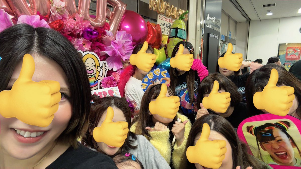 Cn29Zzzz's tweet photo. 🌈フワちゃん初勝利記念🌈

2/13のフワちゃん自力初勝利をお祝いするフラスタを出しました💐💖

今回も100名以上のフワギャルが集まりました👍

#フワちゃん再デビュー戦 のZAZYの羽を参考に羽を手作りしましたw
(ガチの羽は１本280円して諦め)

#STARDAM
#後楽園
#フワちゃん
#葉月選手
#師弟タッグ https://t.co/Ey6AjewRju