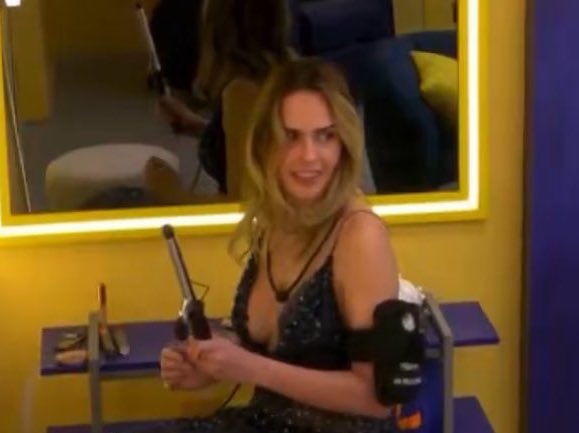 EU TENHO CERTEZA QUE TEREMOS ANA NO PAREDÃO FALSO!!

NÃO SEI  COMO (tenho uma teoria)  MAS TEREMOS!

PODEM ME COBRAR!