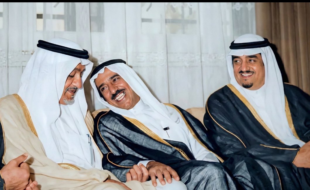 مُهندس أمن #الكويت الإقليمي والدولي، وصانع سياسة الكويت الخارجية، أمير الدولة الراحل الشيخ #صباح_الاحمد_الصباح .
يتوسّط داهية العرب، والركن الشديد بعد الله، والذي ارتكى لأهله الكويتيين، وحمل على عاتقه أعظم أعباء تحرير وطنهم، خادم الحرمين الشريفين، الملك #فهد_بن_عبدالعزيز_آل_سعود