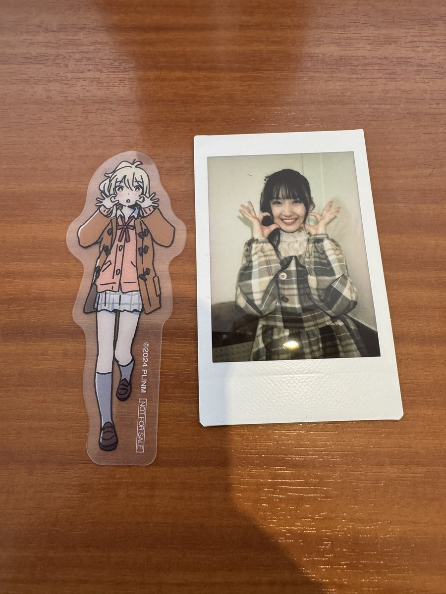 昨日の鳴海の置きチェキってもしかして愛さん意識してる？ 2枚目は