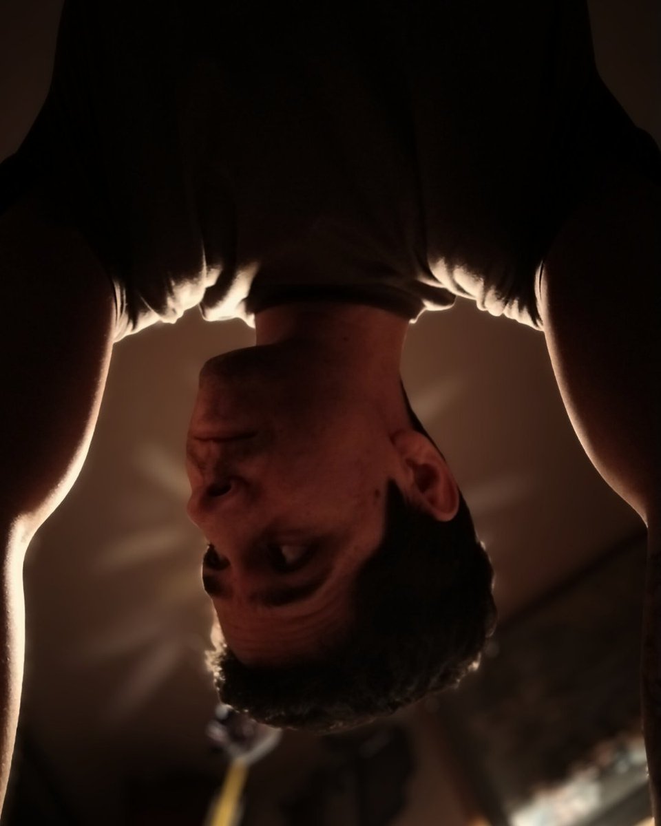 Intentaba tomar la foto del #ViernesDeSiluetas y no me salió jajaja pero me gustó como quedó la luz y el ángulo así que igual se las comparto ✌🏼

#Picoftheday #Upsidedown #Fotografia