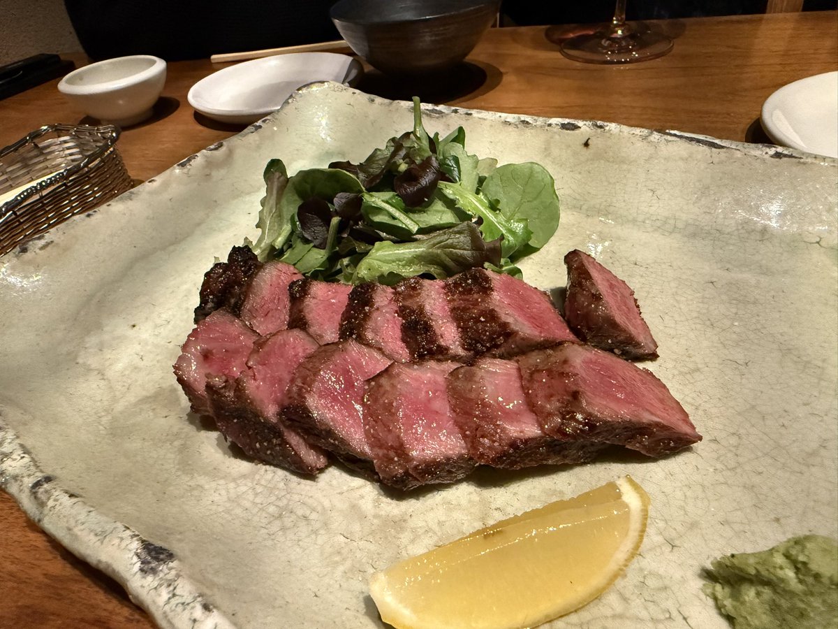 masafumiasano's tweet photo. セミナー終わりに仲間と合流。

地元民じゃないと絶対に辿り着けないであろうステキなお店に連れて行ってもらいました。

最後は屋台でとなりの席に座ってた謎の経理部長と朝まで飲んでしまった…

福岡最高ばい。 https://t.co/vdW5npB3zC