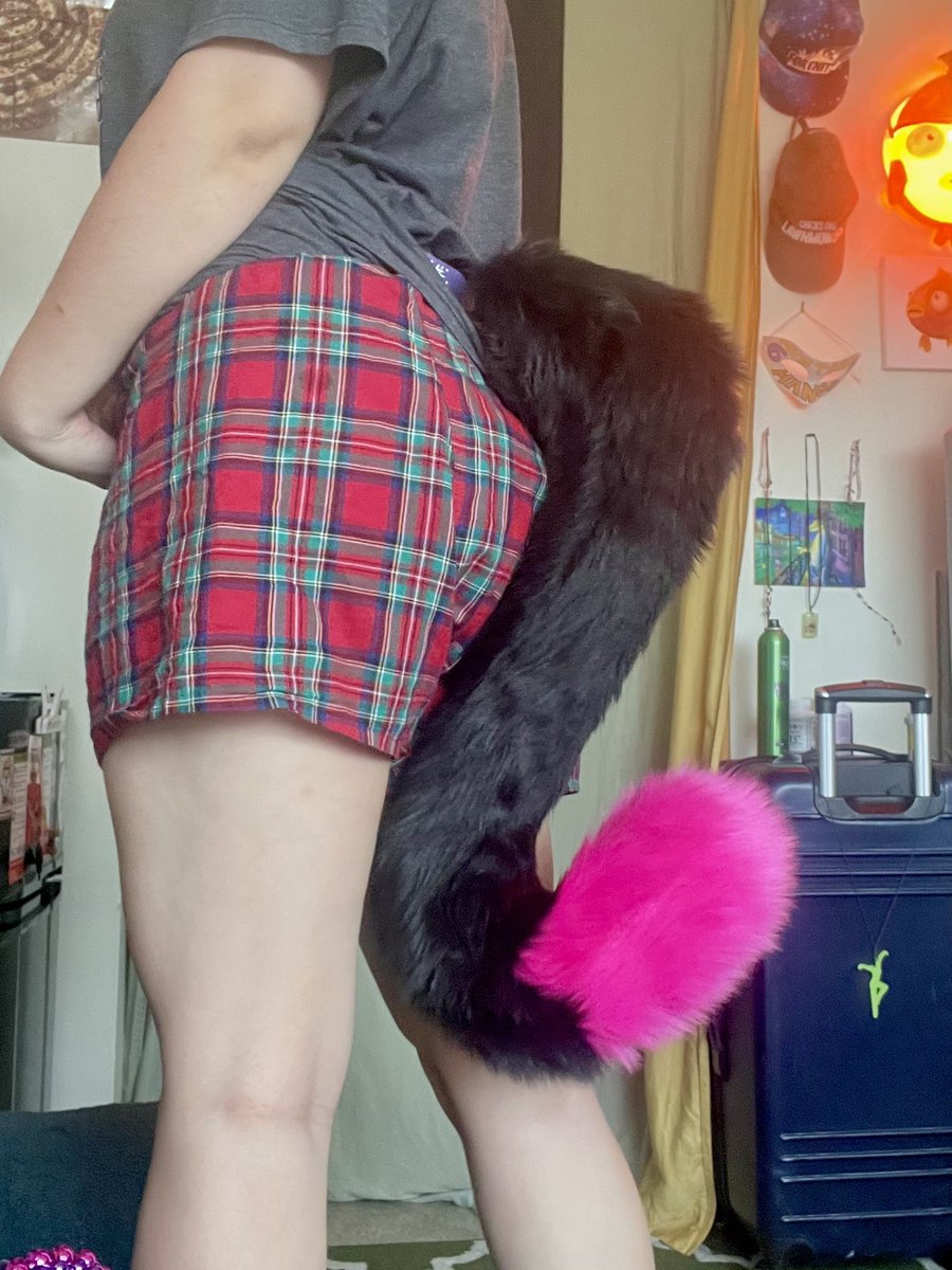 BigOunceFF's tweet photo. Kitty tail!!! 💕🖤

#fursuitmaking #fursuitmaker https://t.co/9dQvHer0O3