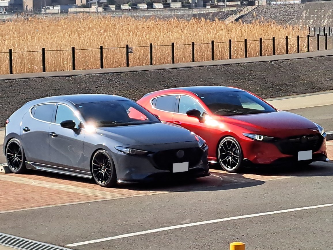 TTO241's tweet photo. ポリメタなお友達と朝🌄イチでプチOFF🤗
#MAZDA3FB #MAZDA3FASTBACK
#Polymetalgraymetallic #Soulredcrystalmetallic
#withMazda https://t.co/BUtbglYOBr