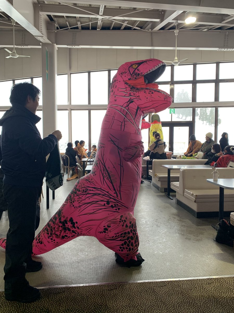 higashinaruse_v's tweet photo. ティラノサウルスレースinジュネス栗駒で開催中です！あいにくの雨模様ですが、沢山の参加者が集まっております。時間のある方は遊びに来てください。 https://t.co/o4Jwr50OQs