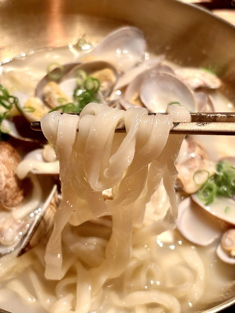朝から新橋でカルグクス食べてきたんだけど、マジで美味しすぎた。アサリの出汁が効いていてスープ全部飲んじゃったし、モチモチ麺美味しくて替え玉レベル。青唐辛子や山椒オイルでピリ辛味変も◎自宅用に出汁売って欲しい（笑）営業時間10時〜13時のサムジョってお店だよ📝🫠🇰🇷