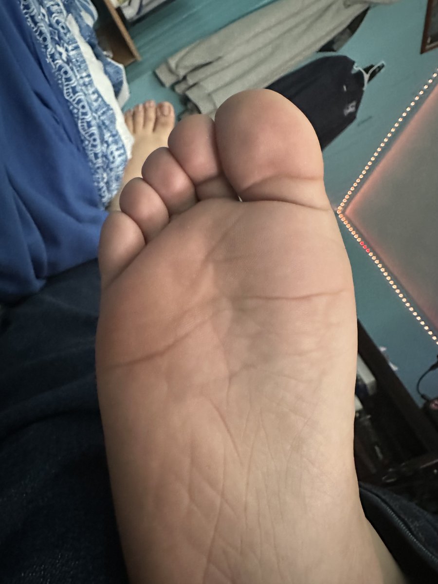Don’t got anything new to post so have a summy’s foot pic :3
Lemme know if u guys want more ass renders -w-
#boyfeet