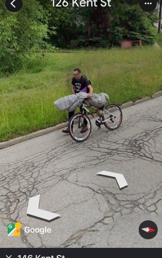Bugderire's tweet photo. Google Earth a flouté l'image, mais vous pouvez toujours la voir en recherchant « Kent St. 44305 » https://t.co/nag7vIMkIe