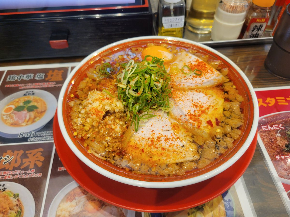 LS84476269's tweet photo. 新作を食べにこちらに✨

��盛の1辛を注文しました☺

ニンニクに背脂、唐辛子、ネギに叉焼とかなり濃い感じのみためです😁

太麺かと思いきや中細麺位でした、スープは醤油しっかりきいててニクニクと背脂でガツン👊だけどスープゴクゴク飲めてします、美味しかった😋
#麺や寛　#スタミナ中華そば https://t.co/0mYEBjRW70