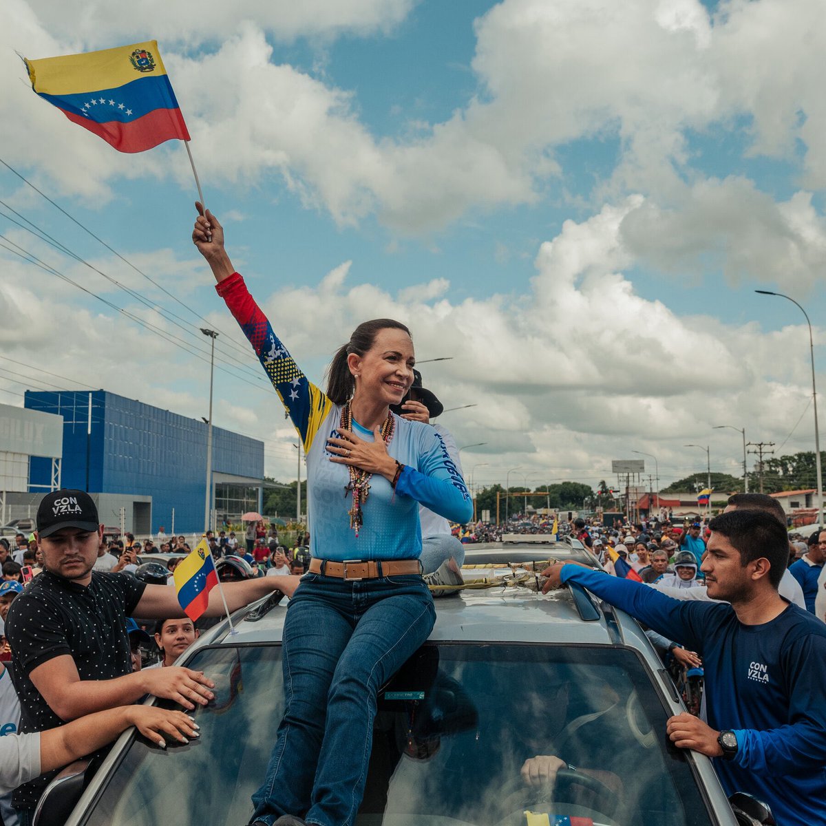 NayibBukeleDice's tweet photo. Algo que les puedo decir que no tienen los alacranes y falsos de la Oposición al régimen es coraje, gallardía, confianza en el pueblo y liderazgo.
@MariaCorinaYA es eso y mucho más,  aquellos que intentan destruirla, no podrán con ese fenómeno de esperanza y libertad. Confíen🇻🇪. https://t.co/W3UD9u3bnS