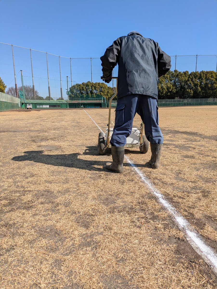 2/28（土）11時ぐらいから予報どおりすこし風がでてきました。
写真は整備期間最終日でもある本日の野球場の作業様子です。ラインを引いています。このライン、学校でよく使われる石灰ではなく、総合公園の野球場では環境に配慮した専用の塗料を使用しています。
#北本総合公園
#野球場