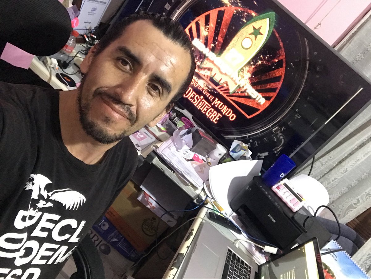 McECDQEMSD's tweet photo. En oficina prestada!! Jubilando esta playera!! #teamPirata  FELICES 27!!! #ecdqemsd https://t.co/etOXgpm23B