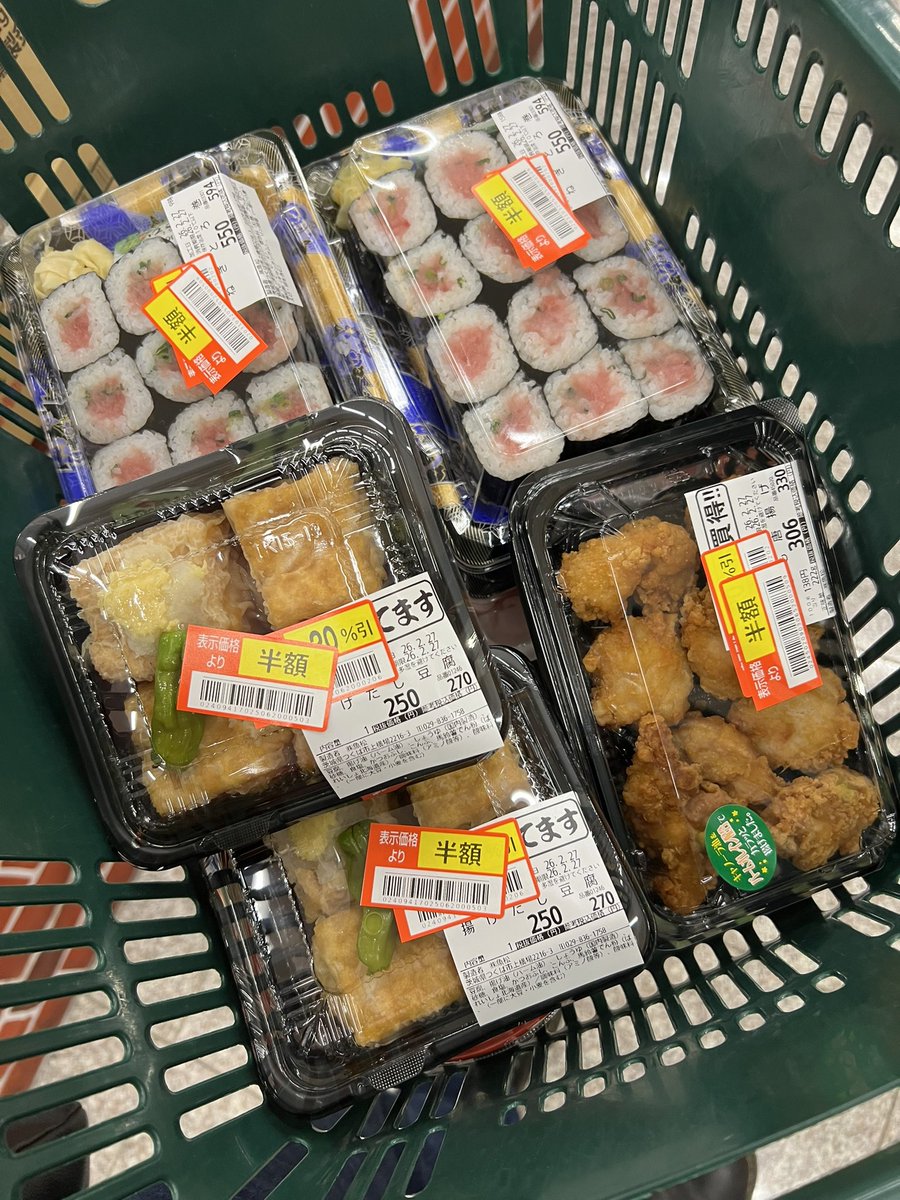bass_sim's tweet photo. 私はまだまだ事業は継続しつつ、食費を削る為に半額のスーパーのバーゲンハンター乞食してますw
元料理人だから簡単に早い、安い、美味いができるので超お得ー！
食べ物に毎回美味しいもの食べたいとか執着ないから半額一択〜！
定価でバンバン買うお金あるなら、削った分は仕入れに全部突っ込みます！ https://t.co/1pbmc0wOXf