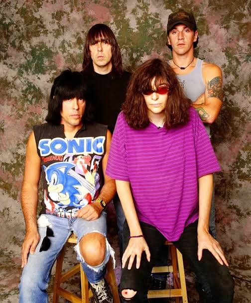Amigos me contem uma coisa qual foi o primeiro show de rock da vida de vocês,o meu primeiro show vai completar 30 anos em Março quando assisti os Ramones que estavam se despedindo,o show foi num domingo dia 10.03.96 no Aramaçan em Santo André
A esta altura a banda estava se