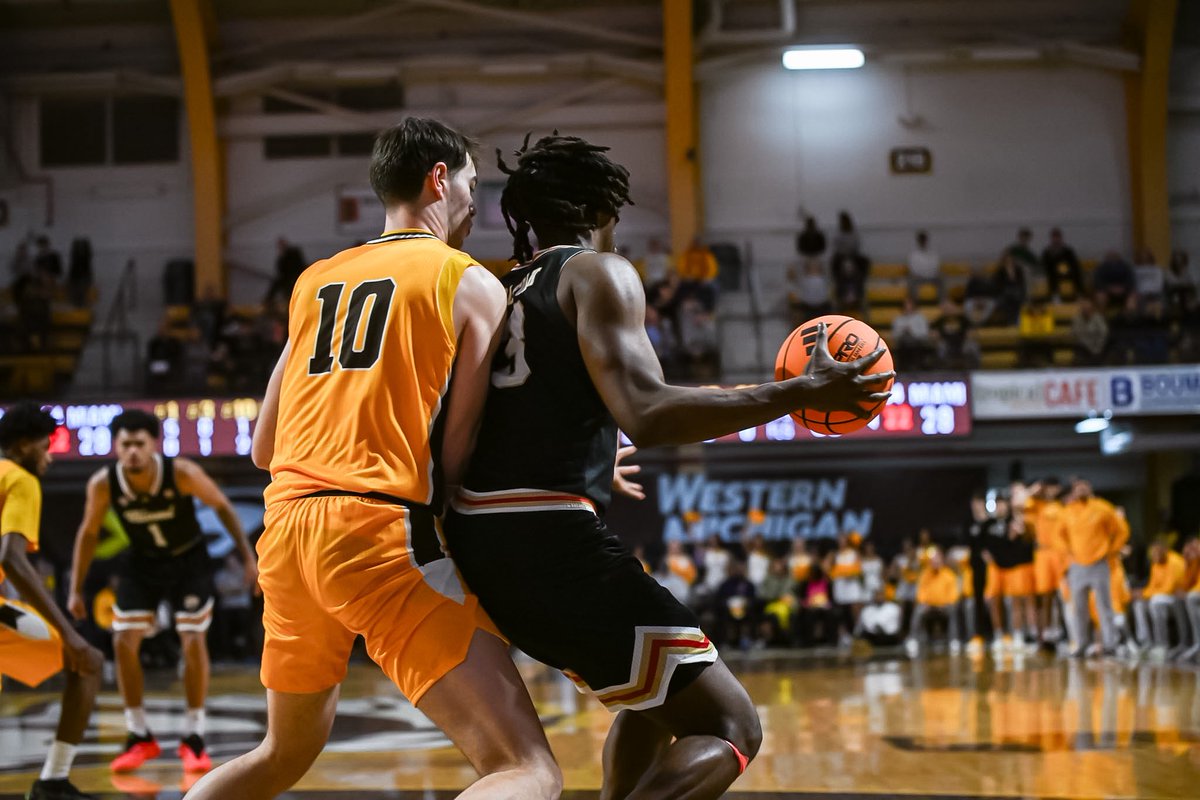 chas_post23's tweet image. No. 21 Miami survives with a 69-67 win at Western Michigan to improve to 29-0 and keep the unbeaten season alive!

Peter Suder: 18 points (team-high), 3 rebounds
Almar Atlason: 16 points, 3 rebounds, 2 assists
Trey Perry: 14 points, 3 assists, 2 steals
Eian Elmer: 10 points, 5