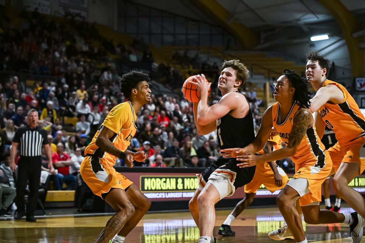 chas_post23's tweet image. No. 21 Miami survives with a 69-67 win at Western Michigan to improve to 29-0 and keep the unbeaten season alive!

Peter Suder: 18 points (team-high), 3 rebounds
Almar Atlason: 16 points, 3 rebounds, 2 assists
Trey Perry: 14 points, 3 assists, 2 steals
Eian Elmer: 10 points, 5