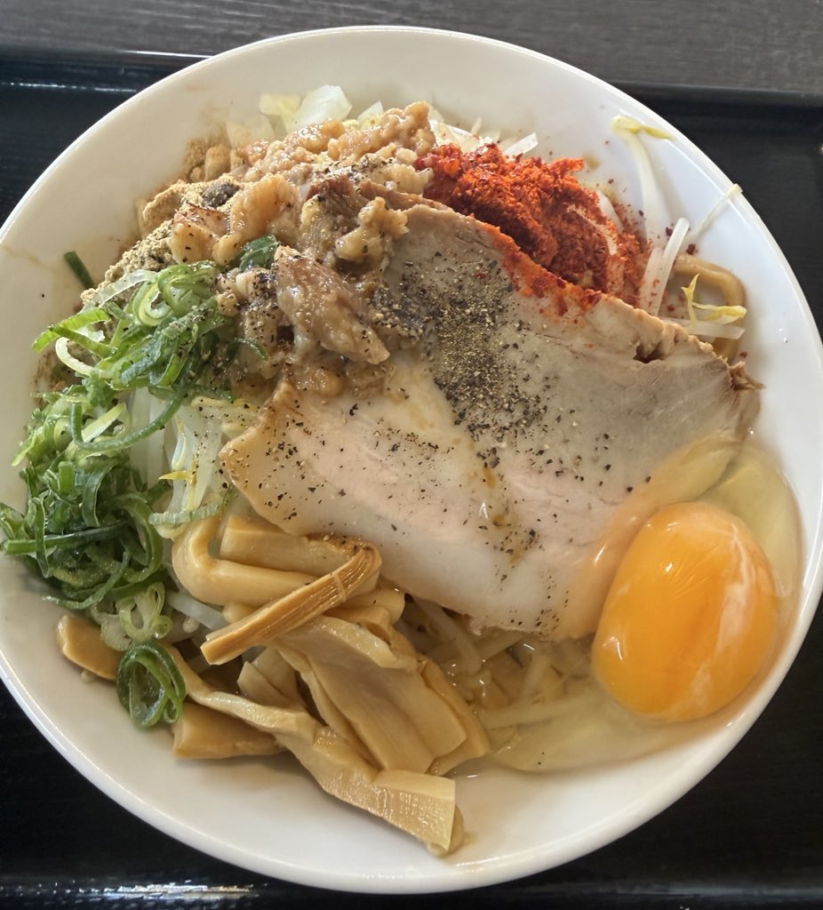 土曜日宜しくお願いします！ 熱々のゴマ油で仕上げる ・ネギまぜそば