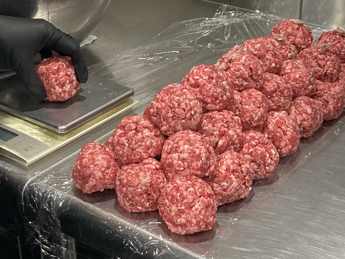 brk_kyoto's tweet photo. 120g per piece, juicy and satisfying 100% Wagyu beef patty

I'm carefully preparing them one by one today.

We look forward to your visit.

#wagyu #kyotofood #halalfood #wagyuburger #halalkyoto https://t.co/2XzKAK7vIb