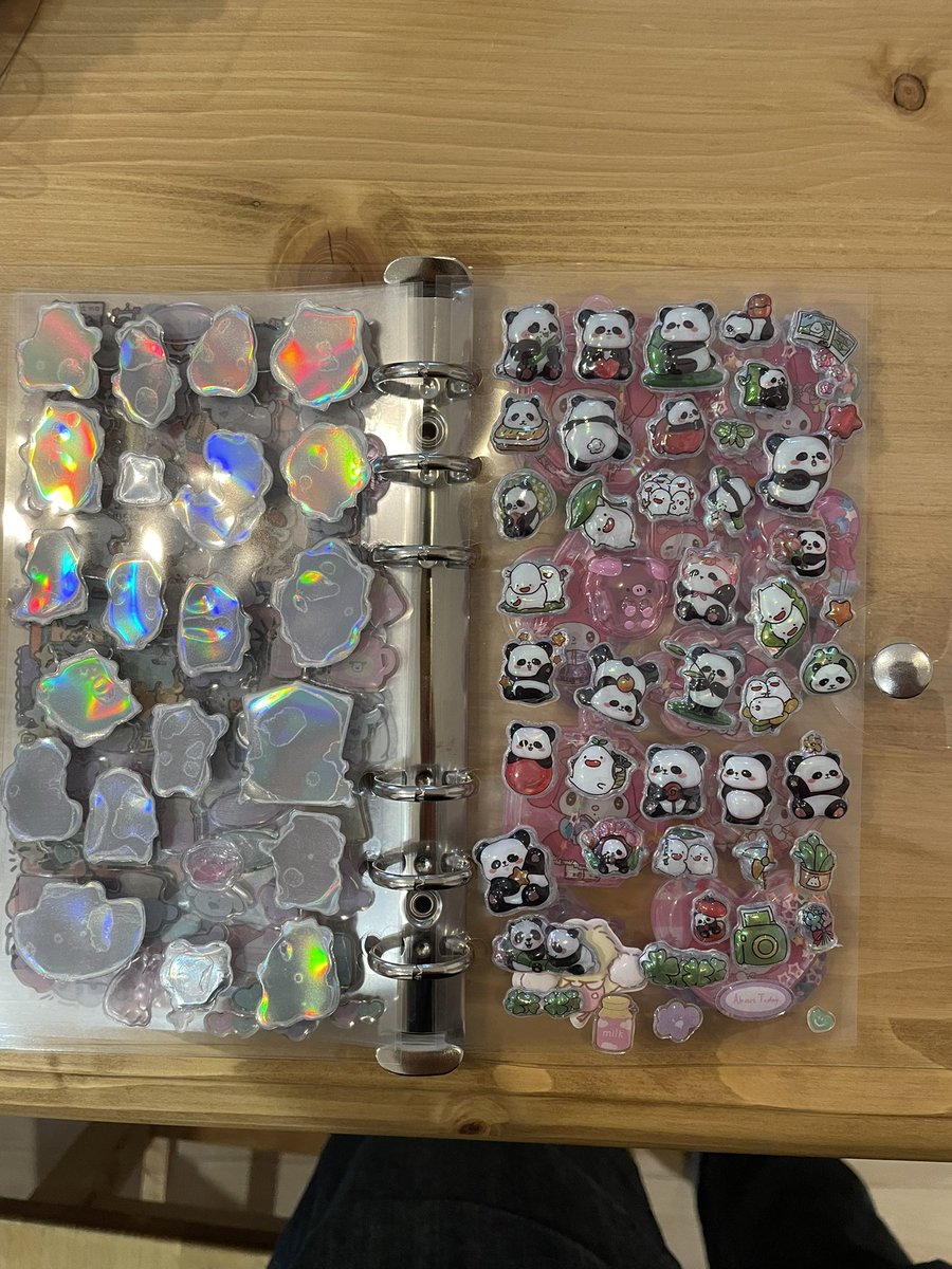 takuminmin_ch's tweet photo. 休日恒例我が家のシール交換🤣
ドロップシール(公式)にこだわり無し🤣

2枚目3枚目はパパのシール帳...笑
子供が楽しむ事が1番大事！
本物が〜とか偽物が〜とかどっちでも良いよw https://t.co/BerBnYa6MM