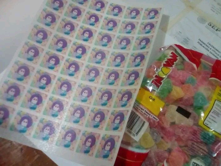 Mi vato vio un recuerdo de hace 7 años que me puso FB y me dice: No sabía que vendrías LSD 

SON IMPRESIONES COMESTIBLES ECHAS DE OBLEA DE ARROZ Y TINTA COMESTIBLE, NO  ES ESOOOOO😭😭