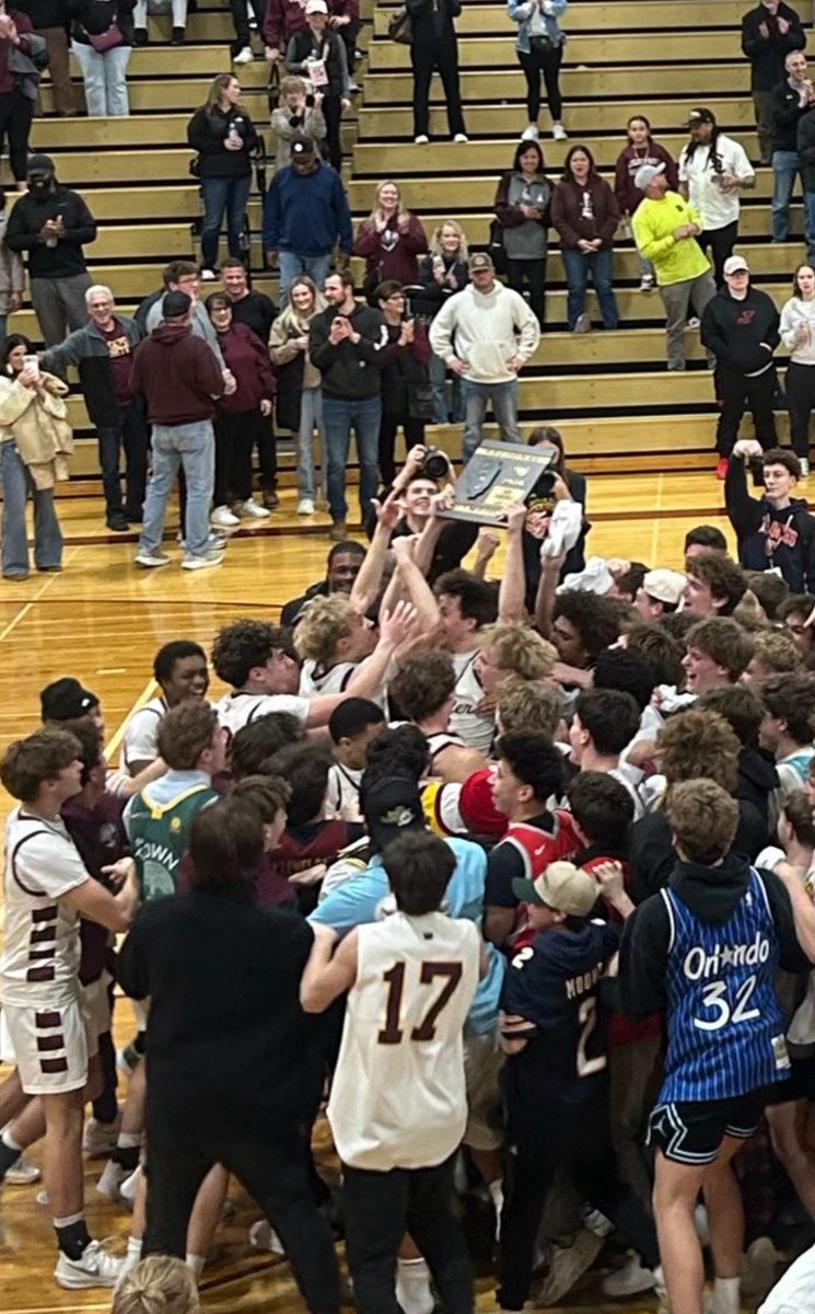 lockport_hoops's tweet photo. Lockport 58 (27-5)
Joliet West 30
REGIONAL CHAMPS!!
@nedas__venckus 15pts
@nojus__venckus 14pts
@Trace_Schaaf3 12pts
Nathan Munson 7pts 
6 ast 3 charges https://t.co/dGmhK3vivU
