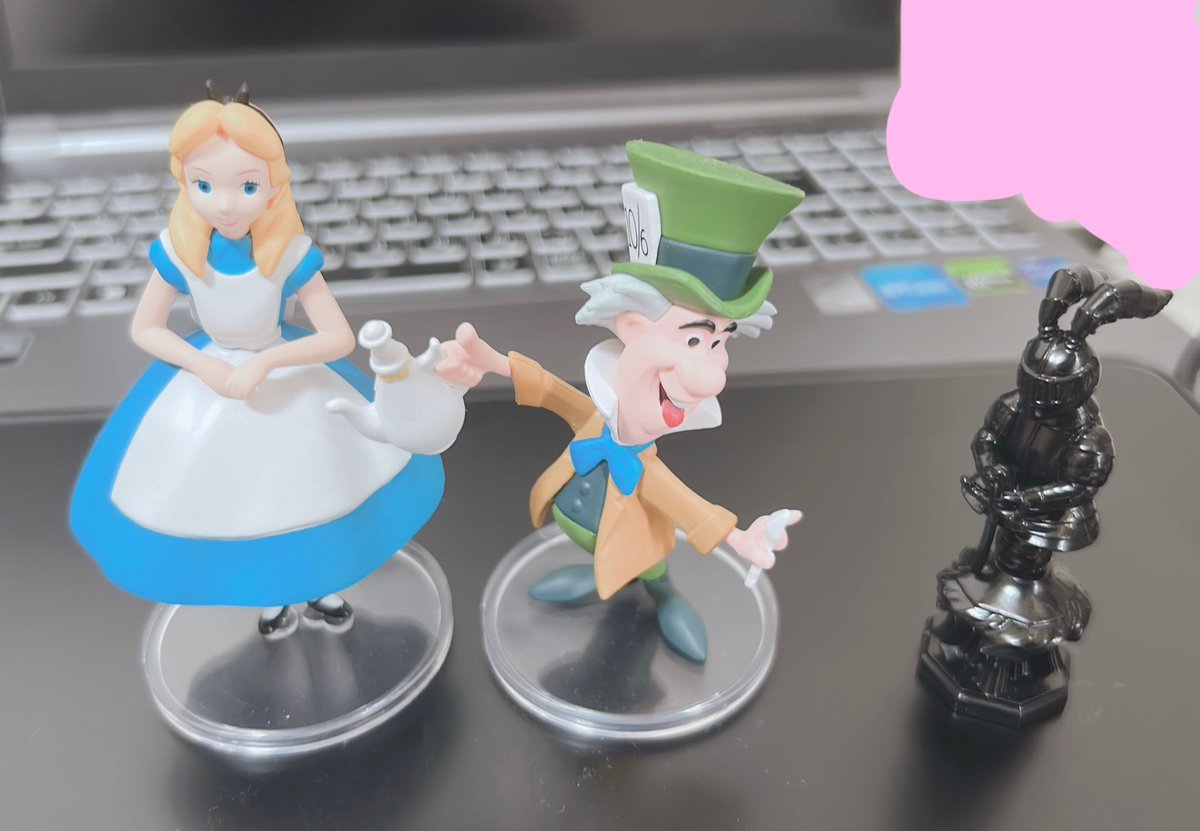 最近買ったアリスグッズの話をしていなかったのでする  
アリスと帽子屋のフィギュアとうさぎのチェスのガチャガチャ(これはなんとなくアリスみを感じて回した)