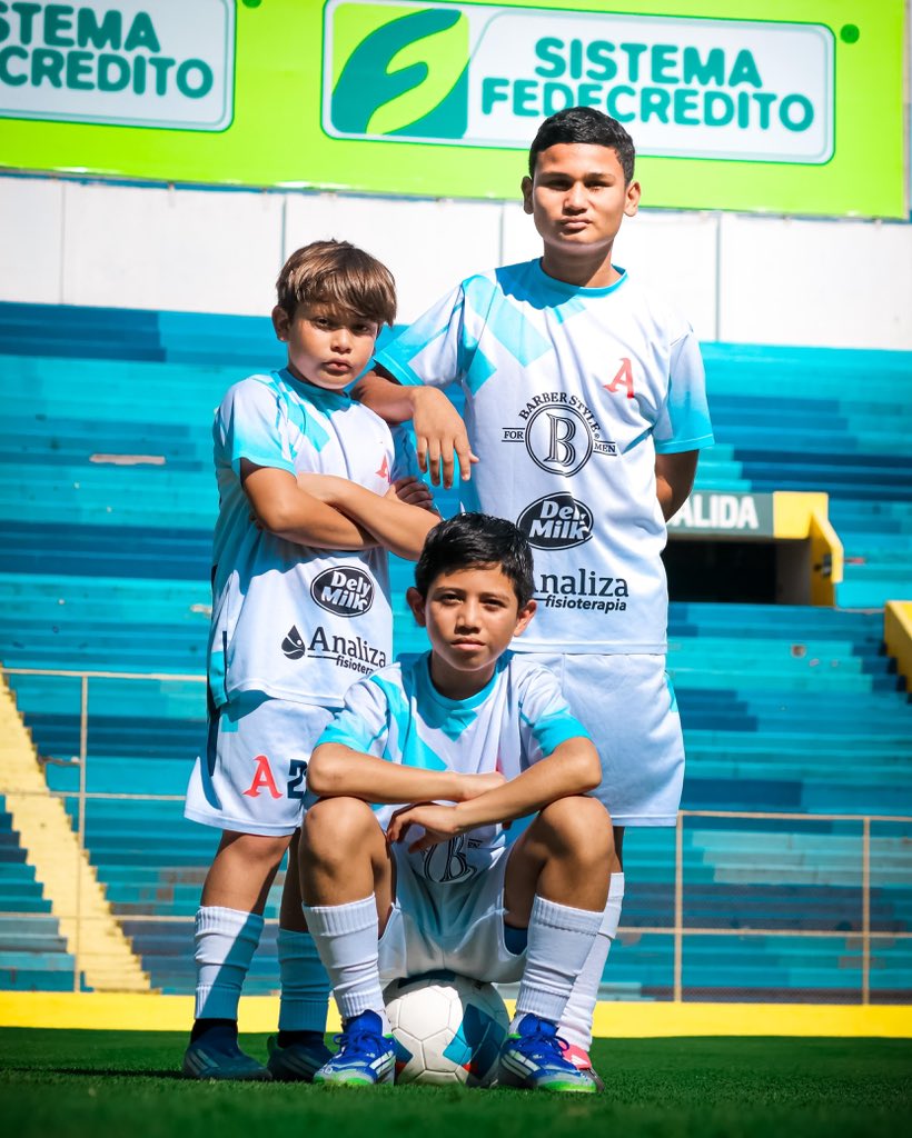 AlianzaFC_sv's tweet photo. Nuestra Academia da el siguiente paso 🅰️⚽️ 

Mañana comienzan una nueva era llena de sueños, disciplina y amor por estos colores. 

Asumen un nuevo reto compitiendo en el torneo de ADFAS en sus diferentes categorías, demostrando que el trabajo formativo sigue creciendo y fortaleciéndose en nuestras inferiores. 

Ojito a la nueva indumentaria 👀