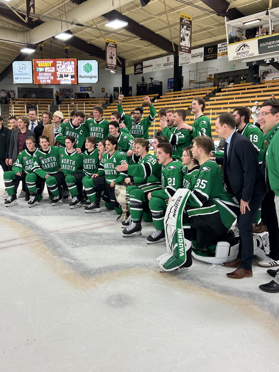 SchlossmanGF's tweet photo. UND brings the Penrose on the ice for a photo https://t.co/8BwUt1rNPH