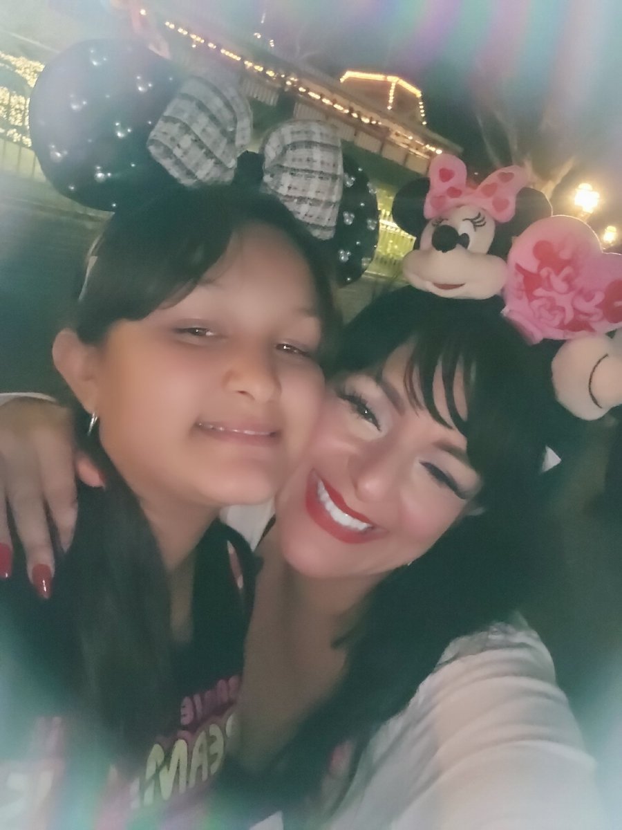onehotcorona25's tweet photo. Date night with my MiniMe at @Disneyland
#SophiaAndMom 💞
#FridayNiteFun https://t.co/Wy5TuV0Obv