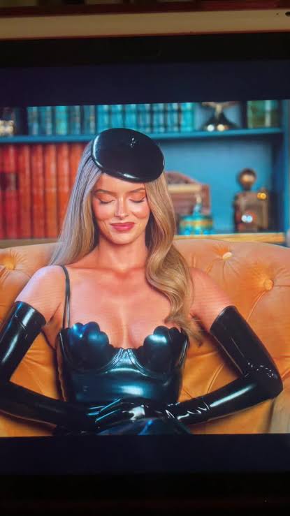 JamesKloud's tweet photo. Maura is so hot that after traitors the winner, Rob, is going to buy her a $10,000 bag even tho he has a new girlfriend https://t.co/8k7uOJW1In