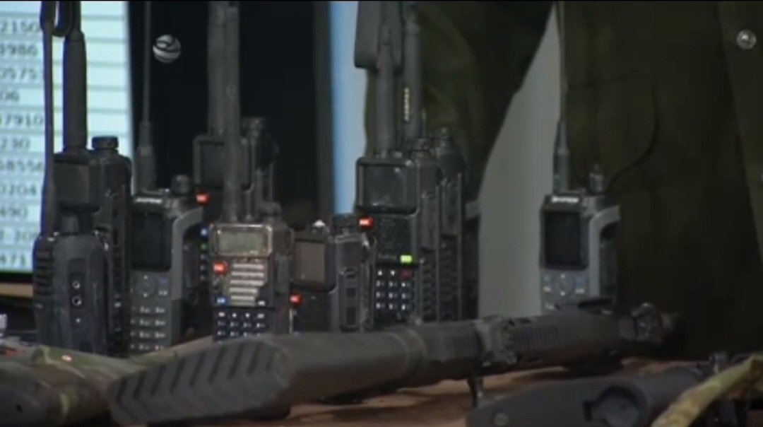 🔴 #URGENTE | CUBA muestra armamento incautado a terroristas que viajaban a bordo de la lancha de EEUU que ingresó de forma ilegal en aguas cubanas.

Los tripulantes traían:

Rifles de asalto y de francotirador, pistolas, cuchillos, municiones, chalecos antibalas, uniformes,